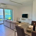 Bluelow Lakeview House Apartman